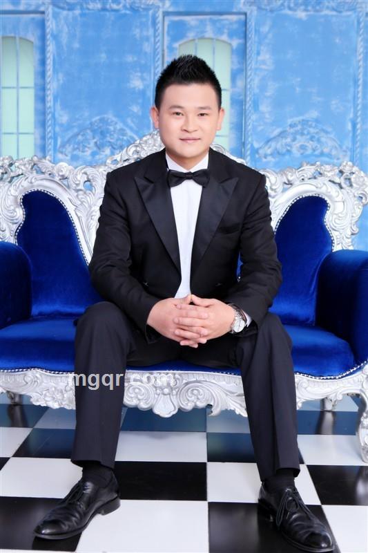 大块肌肉男的头像