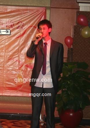 脱下西服领带的头像