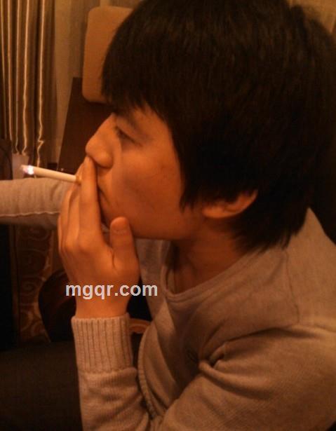 黝黑男人的头像