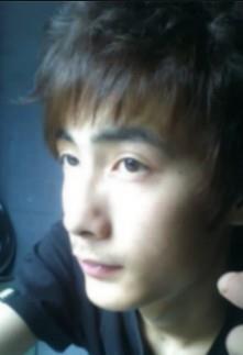 浮华世界如此格格不入的头像