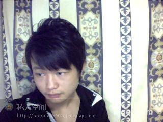 角落里的男人的头像