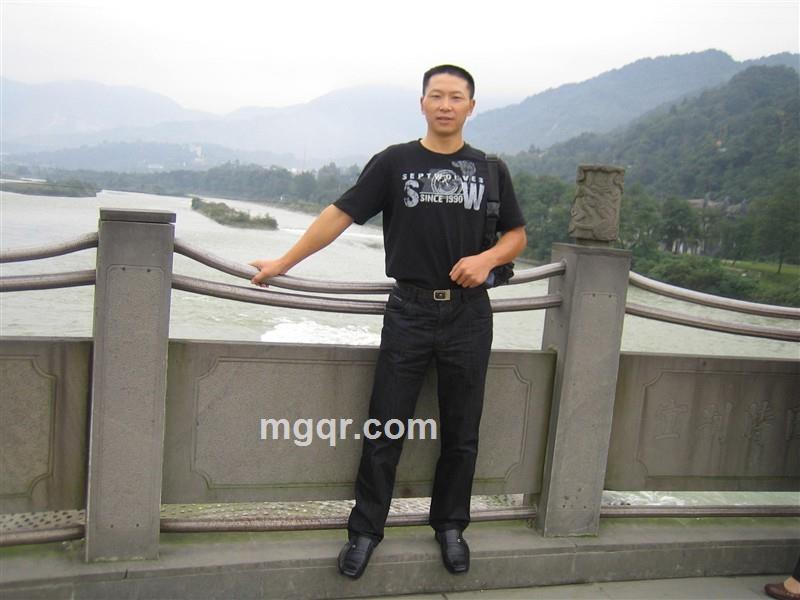 成熟风趣男的头像