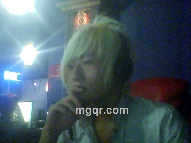 苍白脸庞透出的凄凉的头像