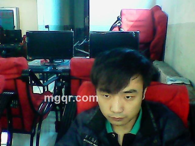 抑制着泪水假装很快乐的头像