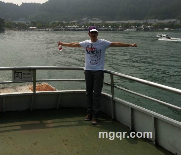 徘徊在孤单和寂寞之间的头像