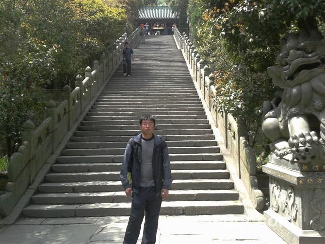 举头仰望兮空云烟的头像