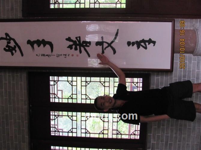 走在小路上的头像