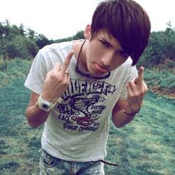 一个小*男的头像