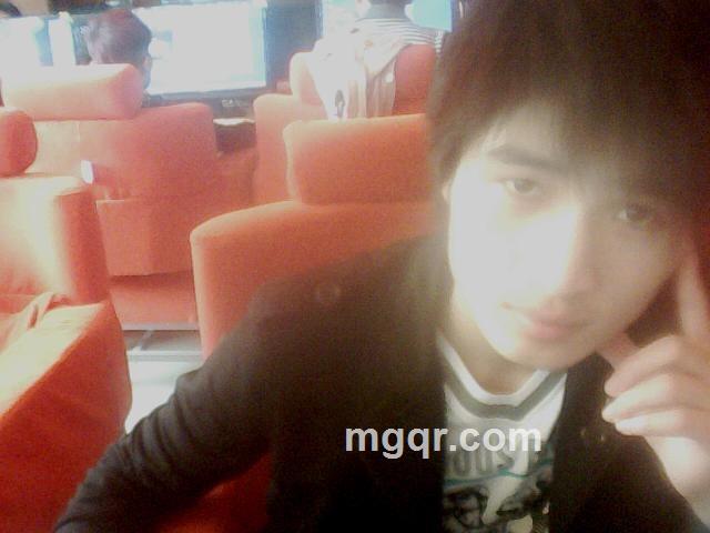 背靠背牵手的头像