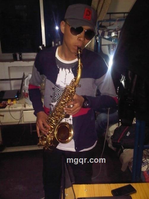 萨克斯小伙的头像