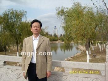 阳光成熟帅男人的头像