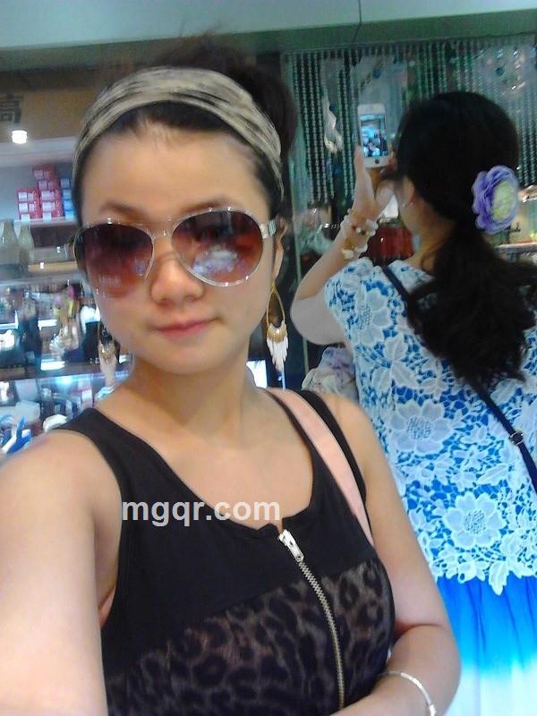 白色耳塞的头像