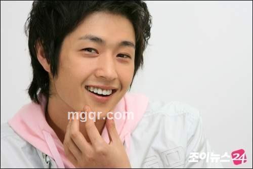 小飞机射了的头像