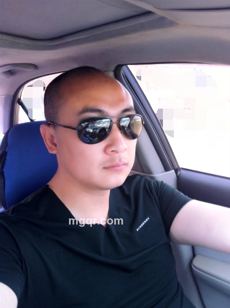 低调浪漫的男人的头像