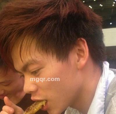 男人、何强颜欢笑