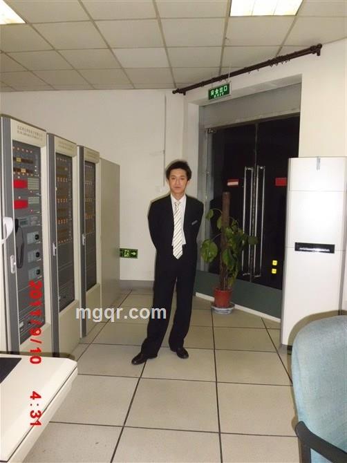 戴着草帽的农民