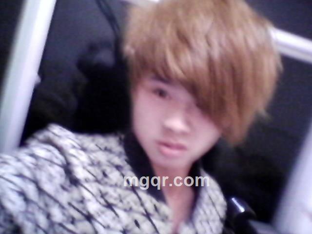    短发小哥热心肠。