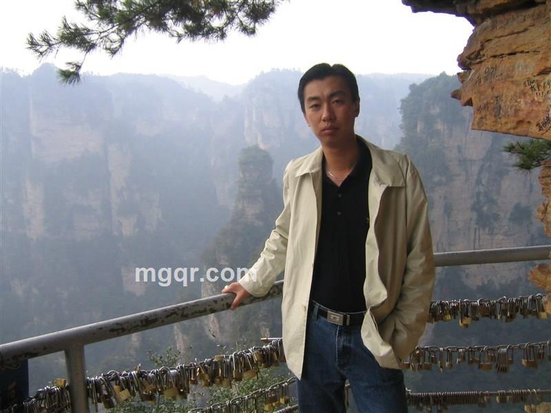 一只飞翔的孤鹰的头像