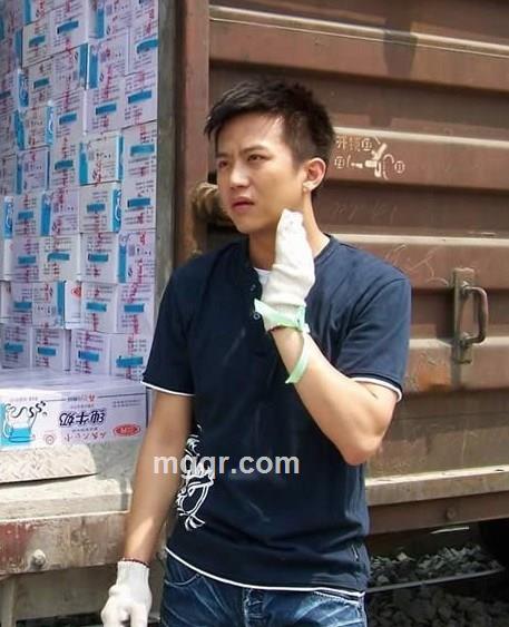 床上那个等你的头像