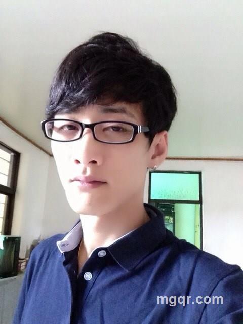 低头看自己的影子笑