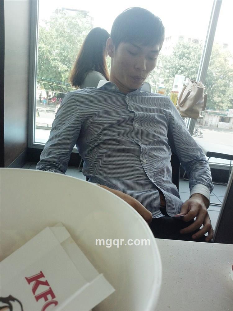 小伙子、情意绵绵