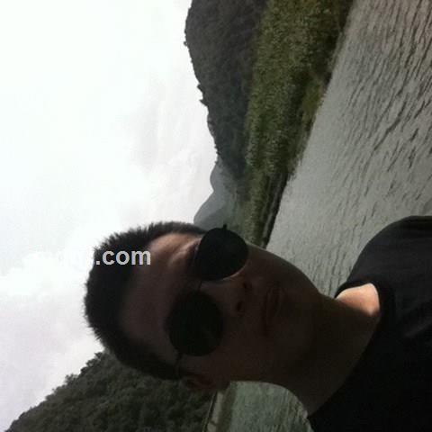 裤裆破个洞的头像