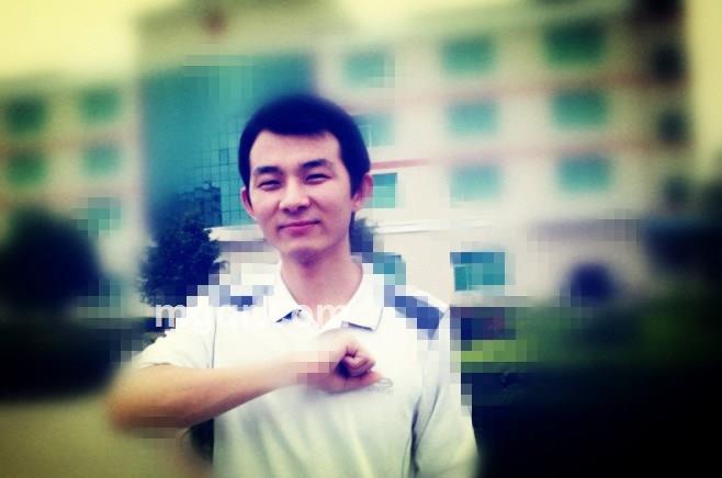 梧桐树下花纷飞