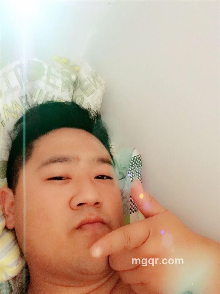 近距离拥抱的头像