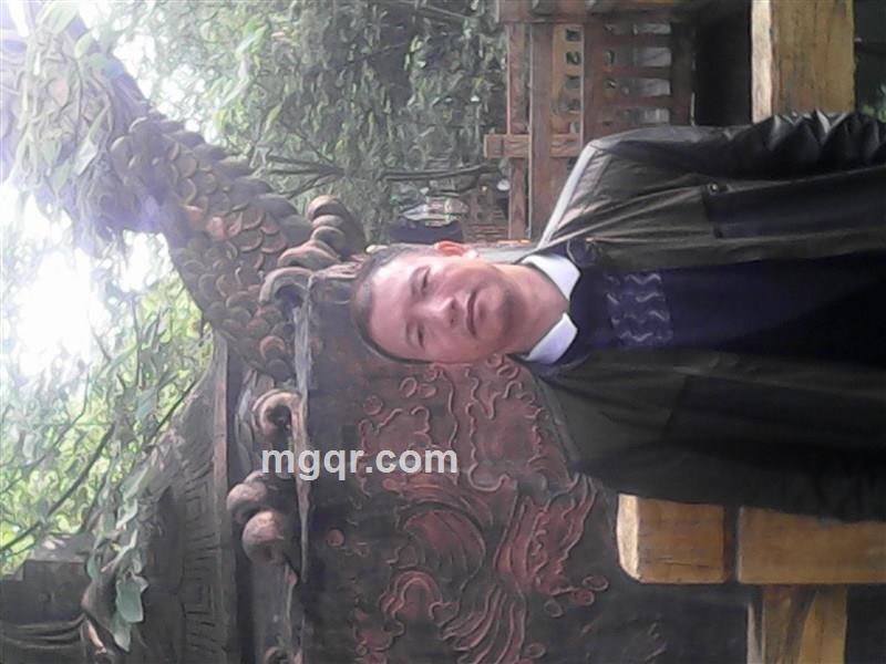 月光下的湖泊的头像