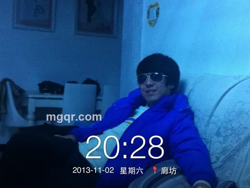 男人背后是孤独的头像