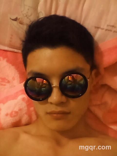 红色的卫衣的头像