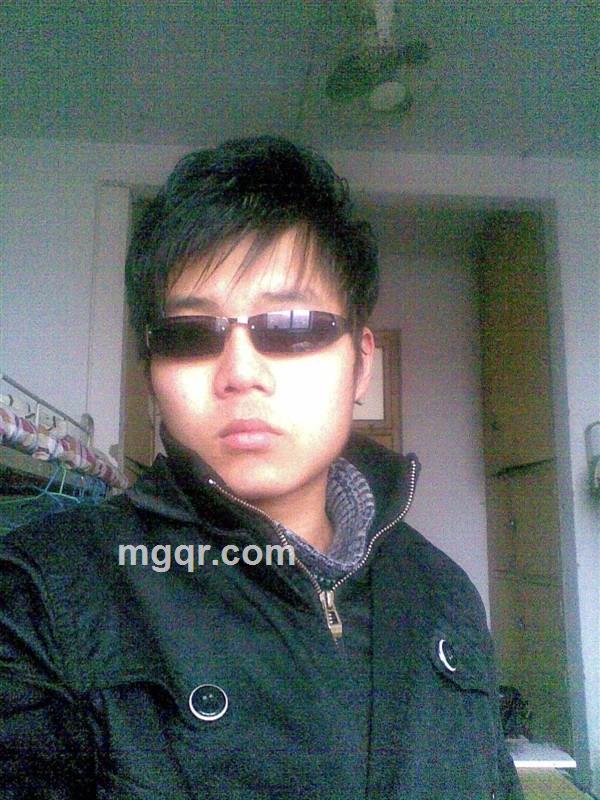 绿点红光下的旋转的头像