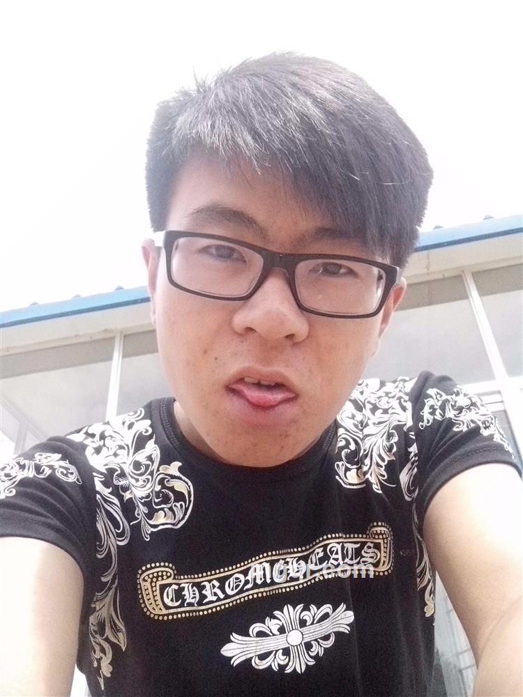 色学生的头像