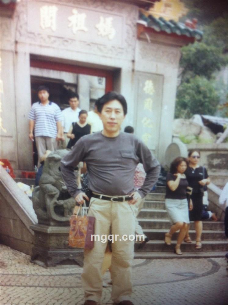 成熟牵着优雅的头像