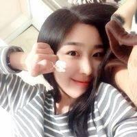 ??路灯下的小姑娘的头像