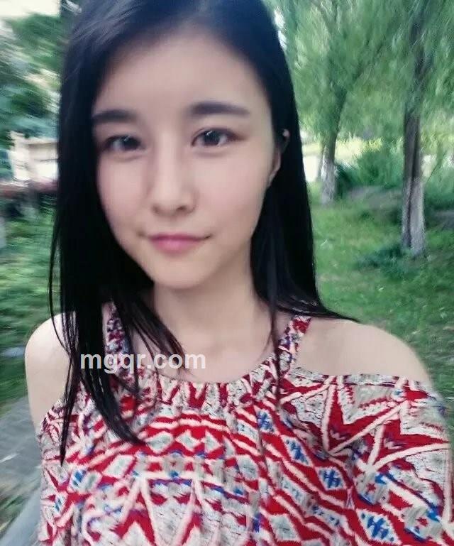 嘴角向上扬的头像