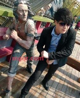 衫解人依的头像