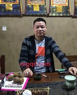 风雨中前进的男人的头像