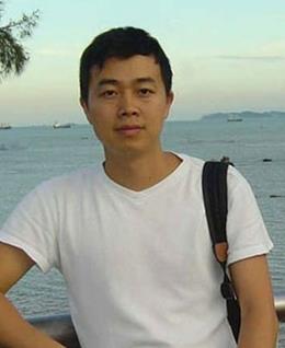 坐在墙头采玫瑰的头像