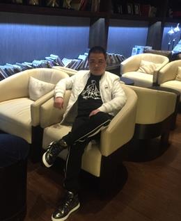 绅士洛奇的头像