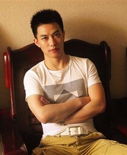 左亲。 | 右吻。的头像