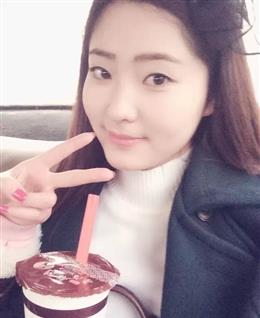 坐在树下看叶落的头像