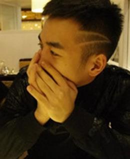 吻女双腿间的唇的头像