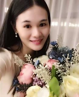 对着天空微笑的头像