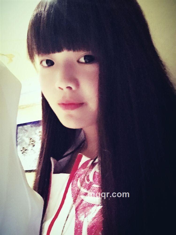 喝饮料会咬管子的姑娘