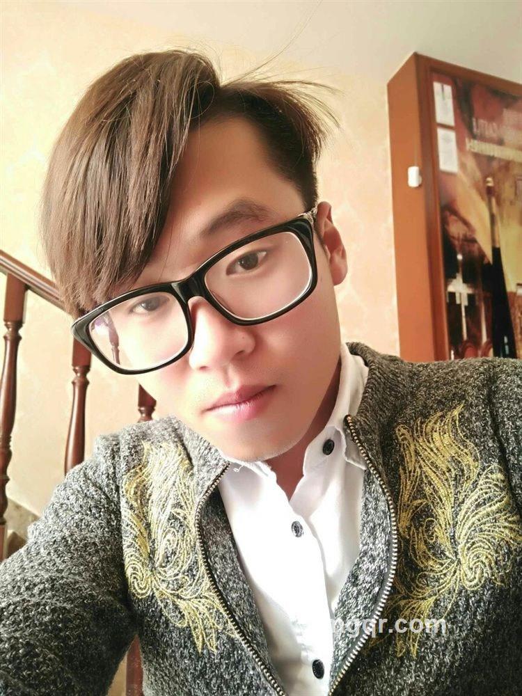 有腹肌的狼的头像