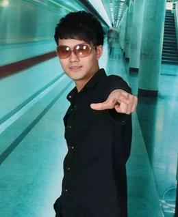 恋母男孩的头像