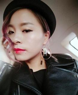 A爱花的女人的头像