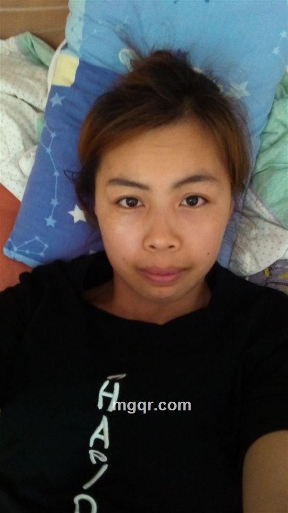 摸索中的女人的头像