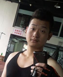 上白下黑的头像